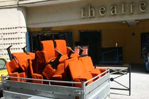 Vnte des vieux fauteuils du théâtre le 30 juin 2007