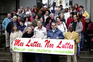 Les militants ayant mené des combats communs avec Jo posent pour la couverture le 5 mai 2007 à Villeneuve