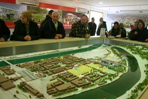 Grenoblois devant maquette de Lyon Confluence